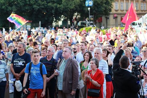 PROSVJED NEPOKORENOG GRADA: Trg jer Titov, Trg je naš!