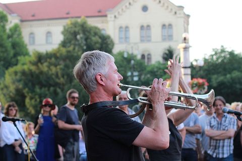 PROSVJED NEPOKORENOG GRADA: Trg jer Titov, Trg je naš!