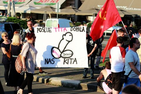 PROSVJED NEPOKORENOG GRADA: Trg jer Titov, Trg je naš!