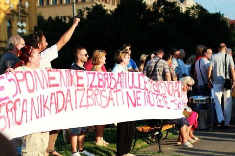 PROSVJED NEPOKORENOG GRADA: Trg jer Titov, Trg je naš!