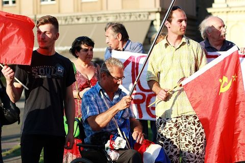 PROSVJED NEPOKORENOG GRADA: Trg jer Titov, Trg je naš!