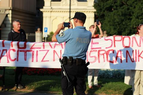 PROSVJED NEPOKORENOG GRADA: Trg jer Titov, Trg je naš!