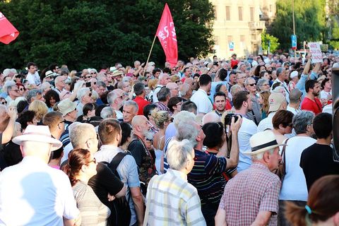 PROSVJED NEPOKORENOG GRADA: Trg jer Titov, Trg je naš!