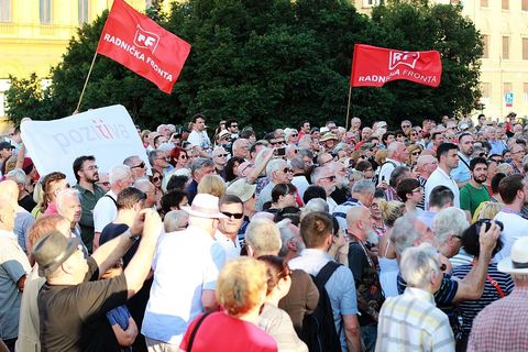 PROSVJED NEPOKORENOG GRADA: Trg jer Titov, Trg je naš!