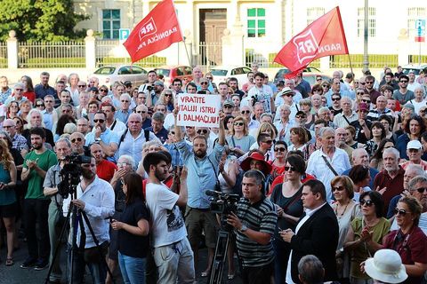 PROSVJED NEPOKORENOG GRADA: Trg jer Titov, Trg je naš!