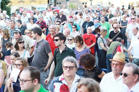 PROSVJED NEPOKORENOG GRADA: Trg jer Titov, Trg je naš!