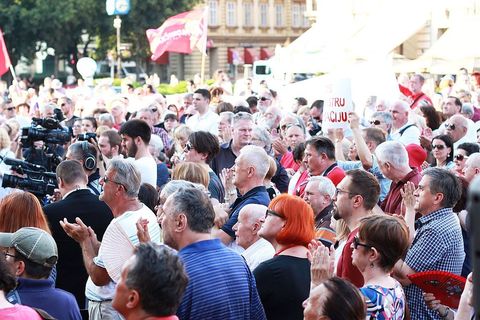 PROSVJED NEPOKORENOG GRADA: Trg jer Titov, Trg je naš!