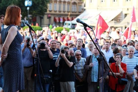 PROSVJED NEPOKORENOG GRADA: Trg jer Titov, Trg je naš!