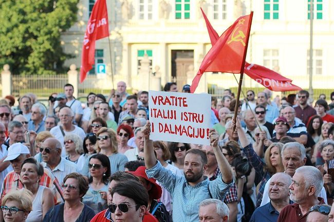 PROSVJED NEPOKORENOG GRADA: Trg je Titov, Trg je naš!