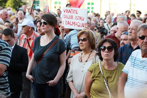 PROSVJED NEPOKORENOG GRADA: Trg jer Titov, Trg je naš!