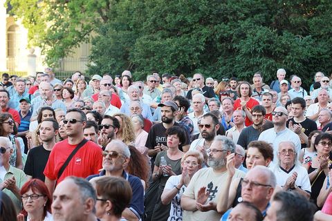 PROSVJED NEPOKORENOG GRADA: Trg jer Titov, Trg je naš!