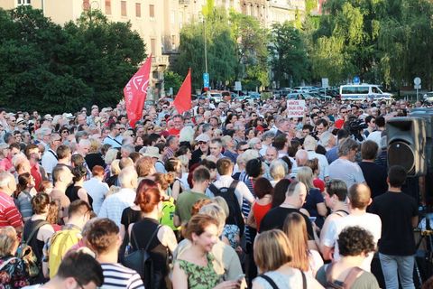 PROSVJED NEPOKORENOG GRADA: Trg jer Titov, Trg je naš!