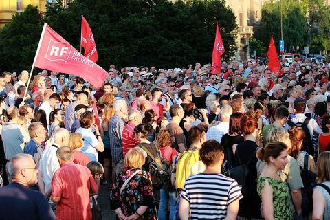 PROSVJED NEPOKORENOG GRADA: Trg jer Titov, Trg je naš!