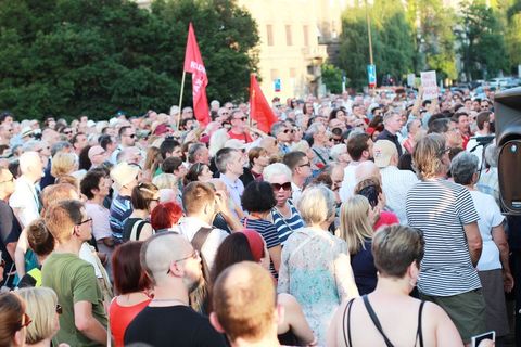 PROSVJED NEPOKORENOG GRADA: Trg jer Titov, Trg je naš!