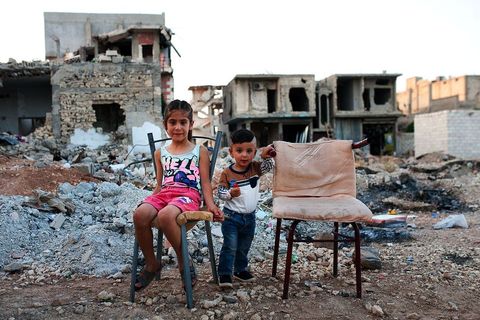 Klinci na ulicama Kobanea, grada koji još nosi duboke ožiljke od žestoke opsade u kojoj je nanesen prvi ozbiljni poraz ISIS-u