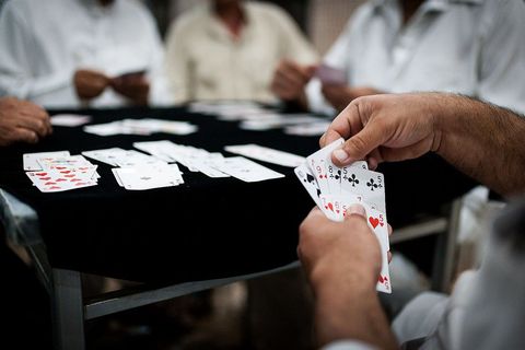 Kartanje kao glavna razbibriga u kasnim večernjim satima na ulicama Qamishlija