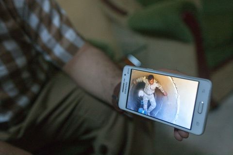 Braća, pripadnici Pešmergi, pokazuju snimku svoga strica, koji je poginuo u akciji razminiravanja civilnih kuća od bombi koje je za sobom ostavio ISIS