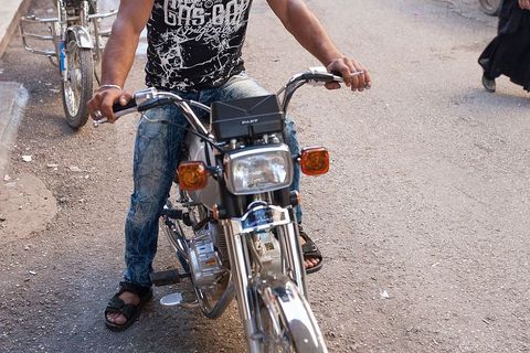 Jutarnje ulice Qamishlija. Fedore i motori su neizostavni modni detalji mlađe generacije