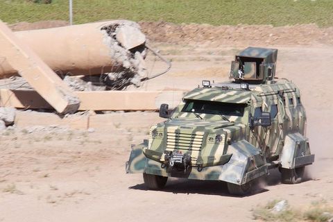 Oklopno vozilo dovozi opskrbu za prve linije fronta