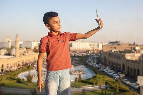 Dječak pravi selfie na vrhu Citadele u Erbilu, jedne od lokacija kandidata za najstarije kontinuirano naseljenu točku planete