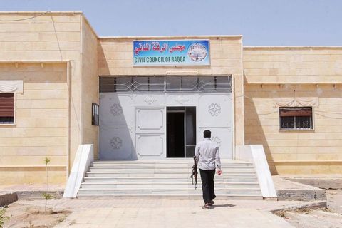 Zgrada Civilnog vijeća Rake - institucije koja okuplja lokalne ljude i priprema ih za preuzimanje uprave nad gradom jednom kada konačno bude oslobođen