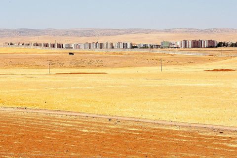 Zid koji označava tursku granicu koja dijeli sestrinske gradove Nusaybin i Qamishlu