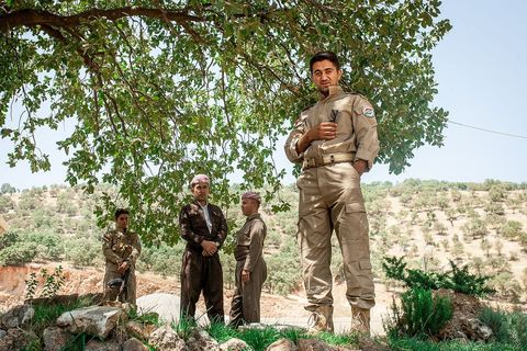 Vojnici na grobu Mule Mustafe Barzanija, legendarnog kurdskog vođe koji je preko 40 godina uporno dizao pobune protiv različitih iračkih režima