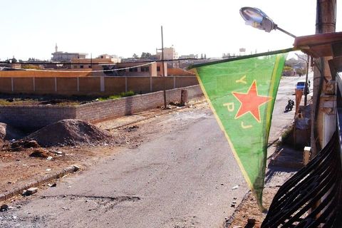 Zastava YPJ-a izvješena na zgradi koja je pretvorena u privremenu bolnicu u predgrađima Rake