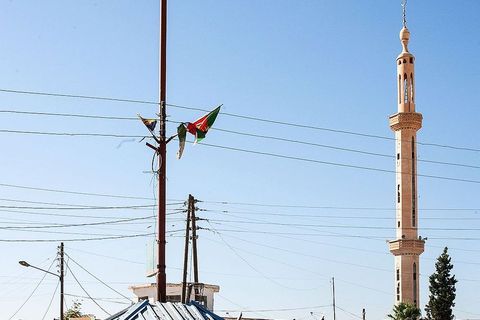 Kavez na kružnom toku u centru Tal Abyada u kojem je ISIS nekada trpao ljude za manje prijestupe i poticao lokalnu dječurliju da ih gađa kamenjem