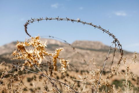 Simbolička fotka zadnjih 100 godina Kurdistana. Poslovica kaže „Kurdi nemaju drugih prijatelja osim planina“, koje su ovdje pak okrunjene bodljikavom žicom, zato što baš kroz te prijateljske planine prolaze granice četiriju zemalja