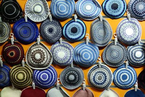 Šarena ponuda kipā tj. jarmulki, obaveznih kapica za muškarce u sinagogama i kod kuće za vrijeme molitve, ortodoksni Židovi (haredim) nose ih stalno