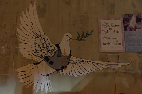 Golubica mira u pancirnom prsluku, jedan od najpoznatijih Banksyjevih grafita