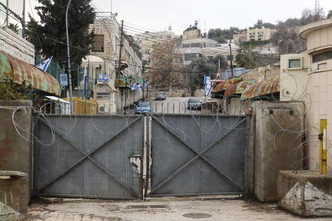 Ulaz u židovsku koloniju usred Hebrona, u neposrednoj blizini Grobnice patrijarha, gdje su pokopani Abraham, praotac Židova, kao i Izak, Jakov, Sara, Rebeka i Lea, zbog čega je Hebron sveti grad za sve abrahamske religije