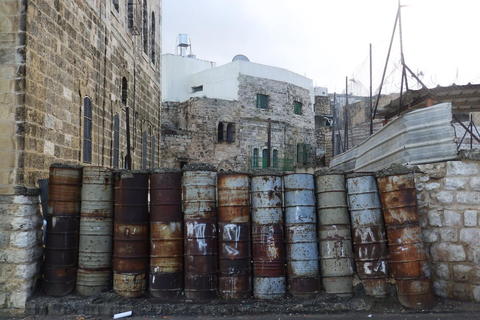 Barikade u ulici Šuhada, nekada glavnoj trgovačkoj ulici, a danas gradu duhova i zabranjenoj zoni za Palestince