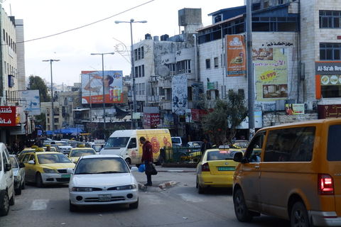 Prometni krkljanac u centru Hebrona, privatni taksiji i jeftiniji service taksiji vrebaju mušterije
