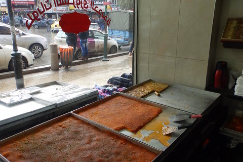 Kunefa, palestinska poslastica nastala upravo u Nablusu, sastoji se od tijesta s mekim bijelim sirom umočenim u šećerni sirup, bliži rođak bosanskom kadaifu