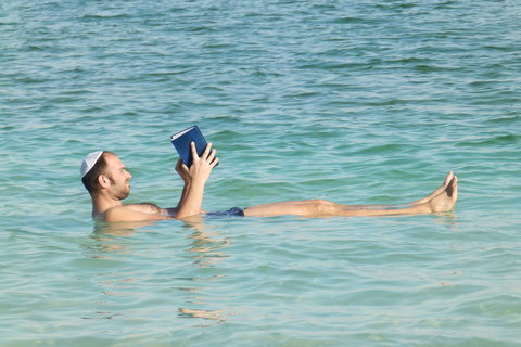 Vaš fotoreporter u rijetkim trenucima opuštanja, kipa na glavi, talmud u ruci