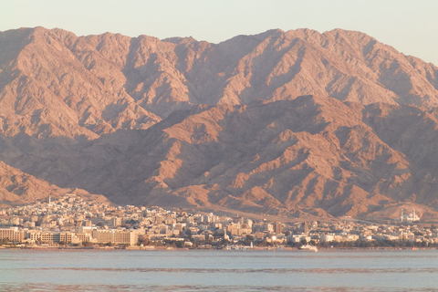 Pogled u Jordan na drugoj strani zaljeva, zadnje zrake Sunca padaju na Akabu