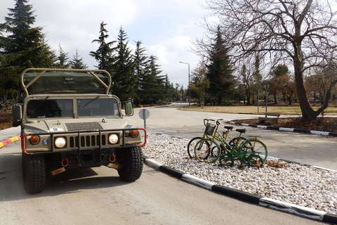 Čekajući autobus za Kirjat Šmonu, kibuc El Rom na Golanskoj visoravni, sirijskom teritoriju koji je Izrael osvojio u Šestodnevnom ratu 1967. i anektirao 1981. godine