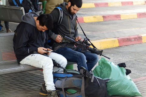 Autobusni kolodvor u Kirjat Šmoni, uobičajen prizor na peronima diljem Izraela