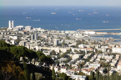 Panorama Haife s brodovima koji čekaju na istovar u pozadini