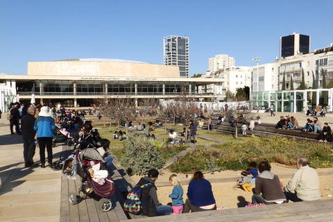 Trg Habima ispred Charles Bronfman Auditorijuma, najveće koncertne dvorane u Tel Avivu