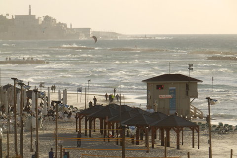 Jedna od trinaest telavivskih plaža s Jafom u pozadini
