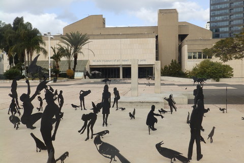 Plato ispred Muzeja suvremene umjetnosti