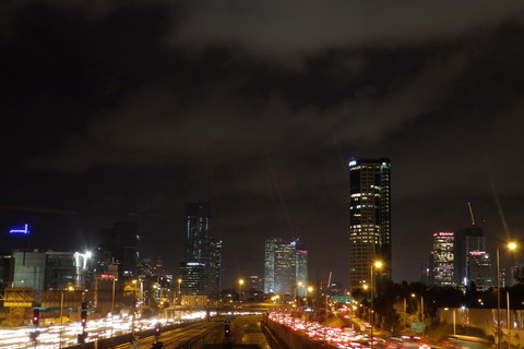 el Aviv by night, među automobilima i tračnicama teče rijeka Ajalon
