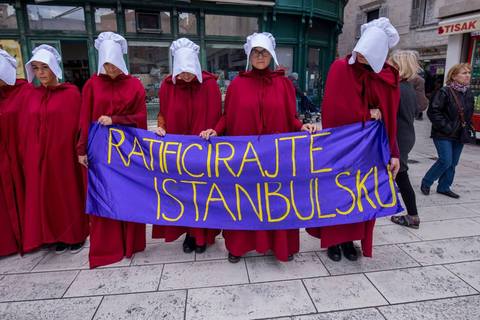 Zagrebom prošetale "sluškinje" iz distopije Margaret Atwood
