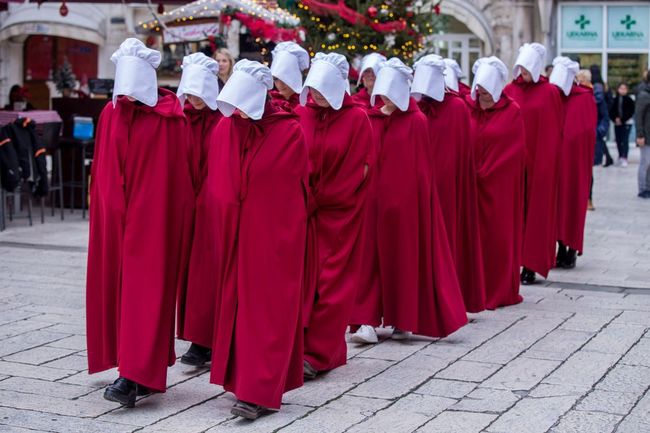SPLIT I ZAGREB: Šetnja "sluškinja" iz distopije Margaret Atwood