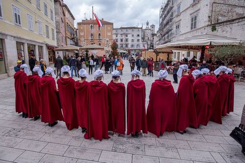 SPLIT I ZAGREB: Šetnja "sluškinja" iz distopije Margaret Atwood