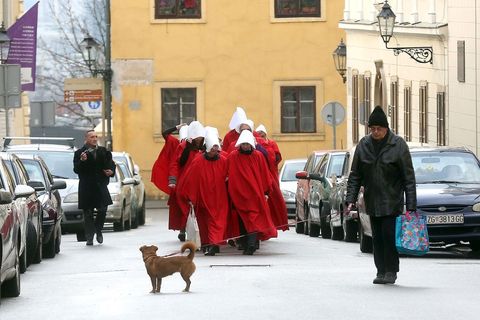 SPLIT I ZAGREB: Šetnja "sluškinja" iz distopije Margaret Atwood