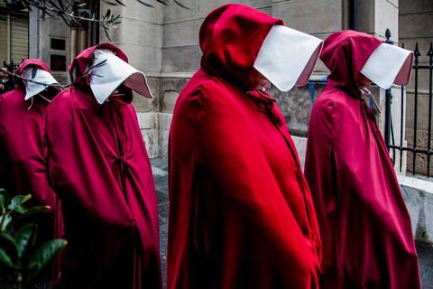 DIGNITE GLAVE: Kako su „sluškinje“ okupirale grad (FOTO)